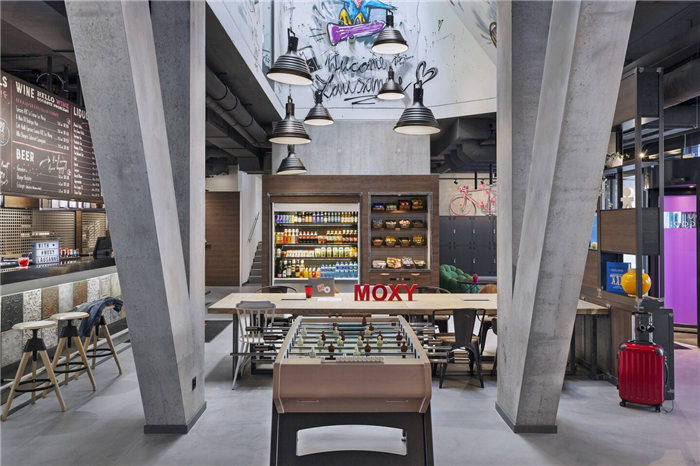 瑞士Moxy酒店休閑公區(qū)設(shè)計  小而美的潮牌精品酒店設(shè)計鼻祖